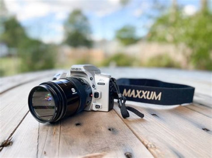 What film does Minolta Maxxum 3xi use?