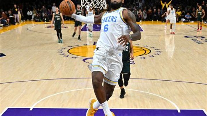 What games are similar to basketball?