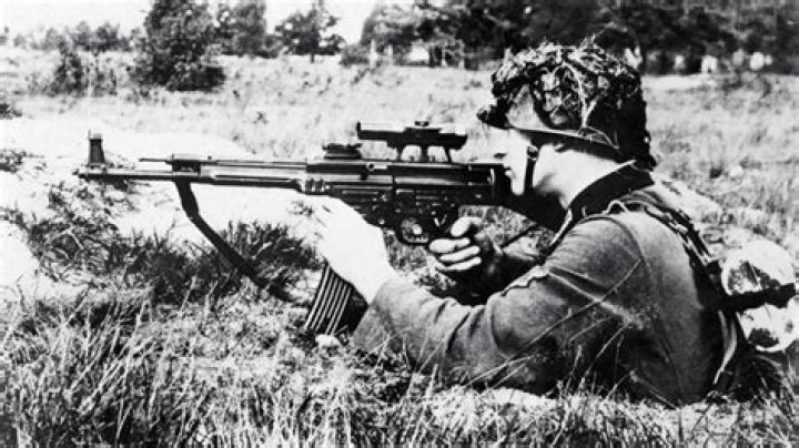 What guns did the SAS use in ww2?