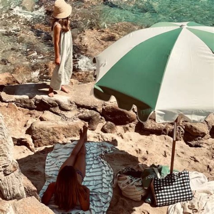 What is a good size beach umbrella?
