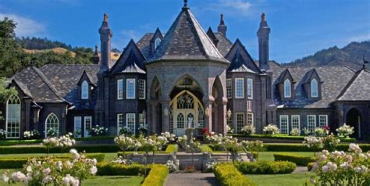What is Healdsburg known for?