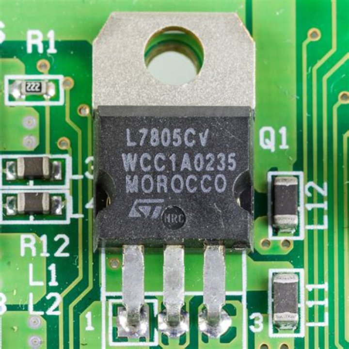 What is IC 723 voltage regulator?