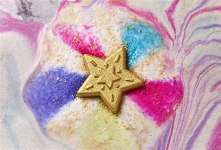 What is inside the Golden Wonder Bath Bomb?