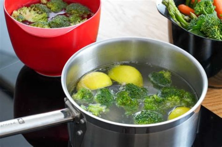 What is poaching in restaurant?