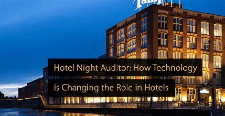 What is the average wage of a hotel night auditor?