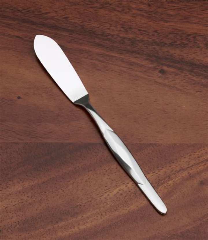 What is the difference between a butter knife and a butter spreader?