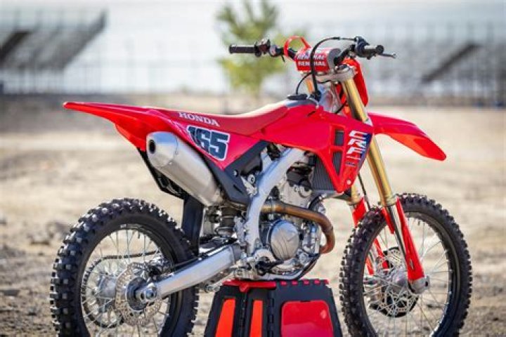 What is the difference between CRF250F and CRF250R?