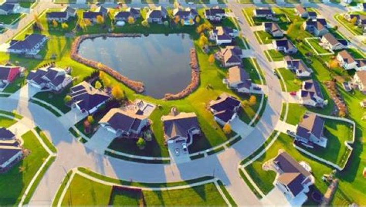 What is the difference between neighborhood and neighbourhood?