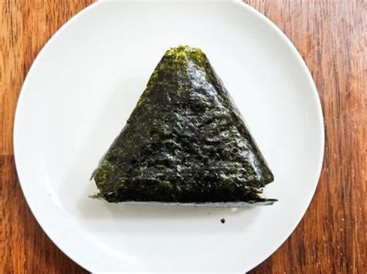 What is the difference between triangle kimbap and onigiri?