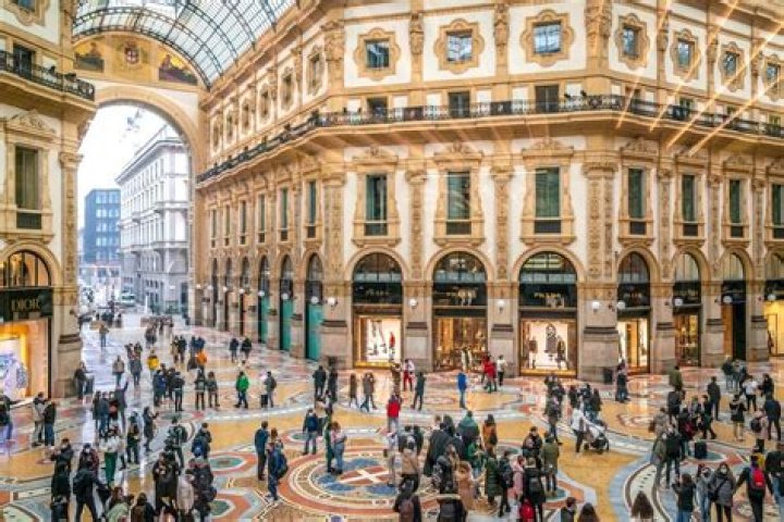What is the famous shopping street in Rome?