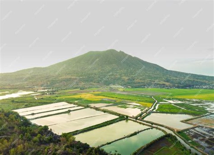 What is the history of Mount Arayat?