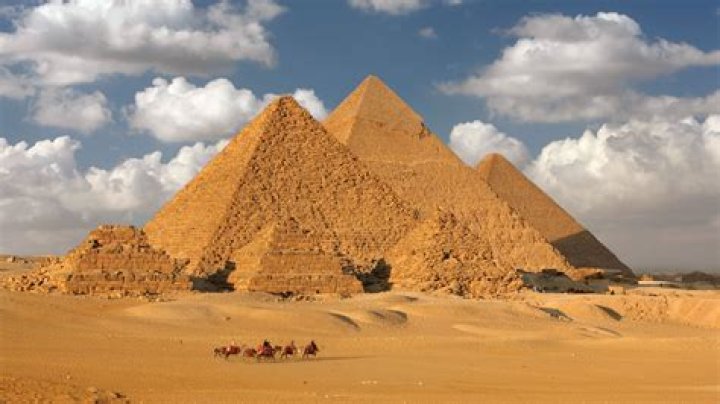 What is the history of the pyramid of Giza?