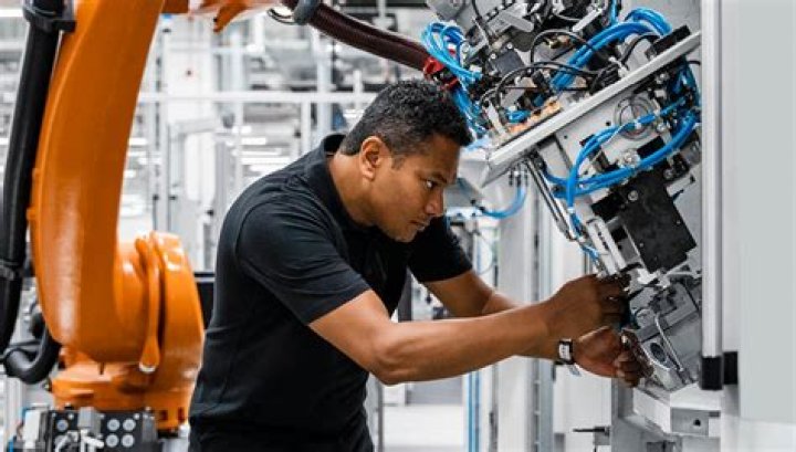What is the job outlook for a robotics testing technician?