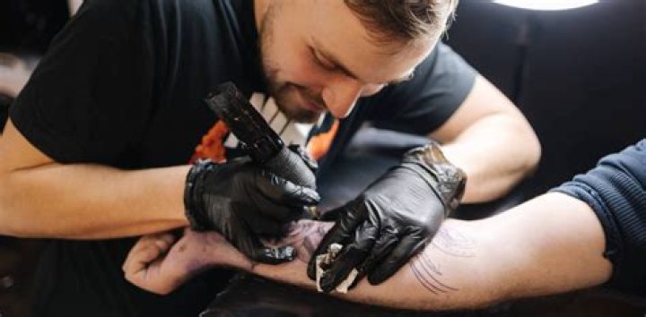What is the job outlook of a tattoo artist?
