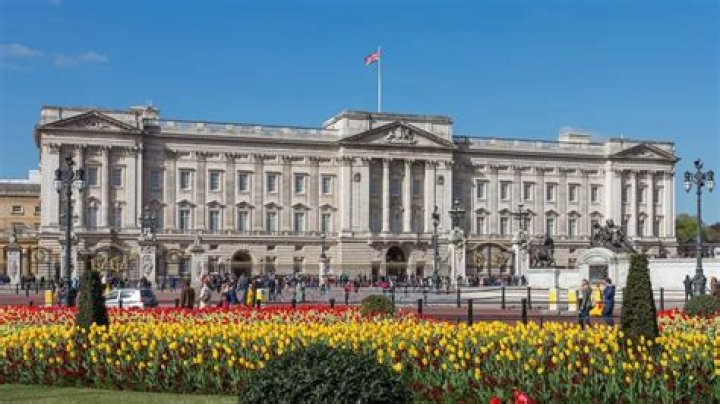 What is the Memorial outside Buckingham Palace?