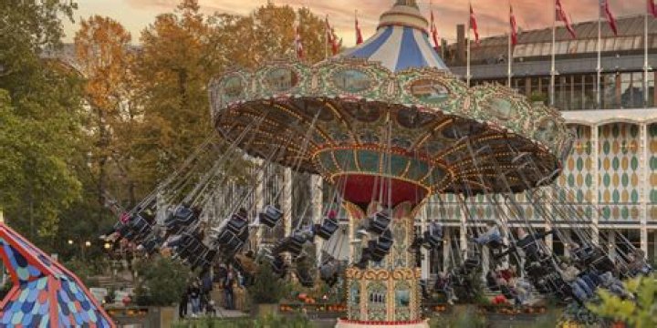 What is the musical Carousel based on?