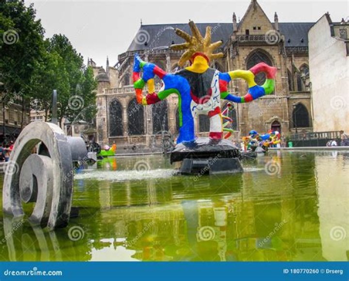 What is the name of the fountain near Centre Pompidou?