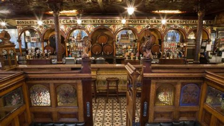 What is the oldest bar in Paris?
