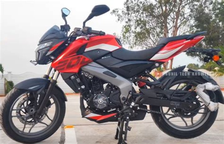 What is the on road price of Pulsar 200 NS?