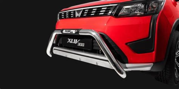 What is the price of XUV500 W6?