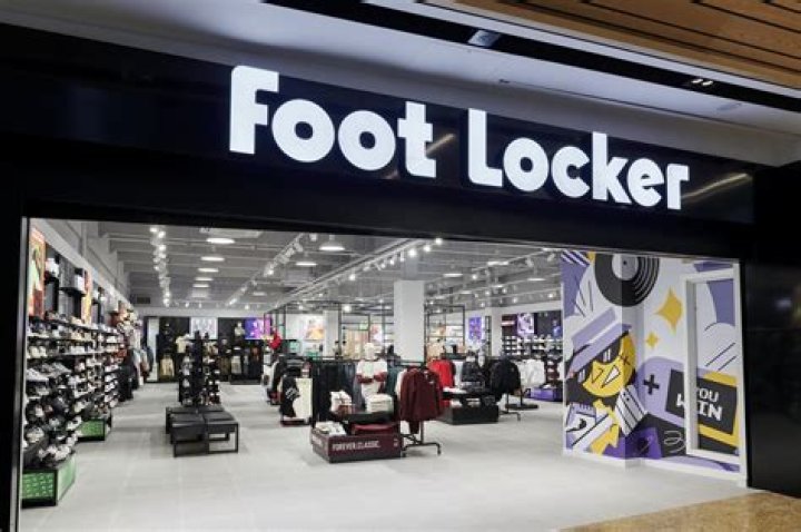 What is the starting pay at Foot Locker?