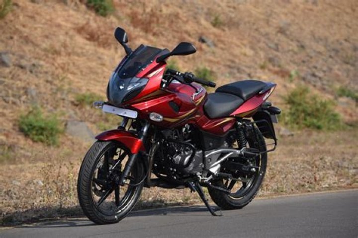 What is the top speed of Pulsar 220 cc?