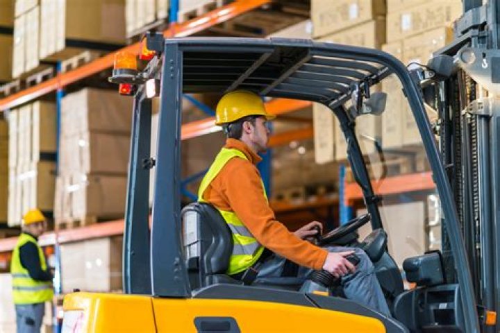 What is the work of a lift operator?