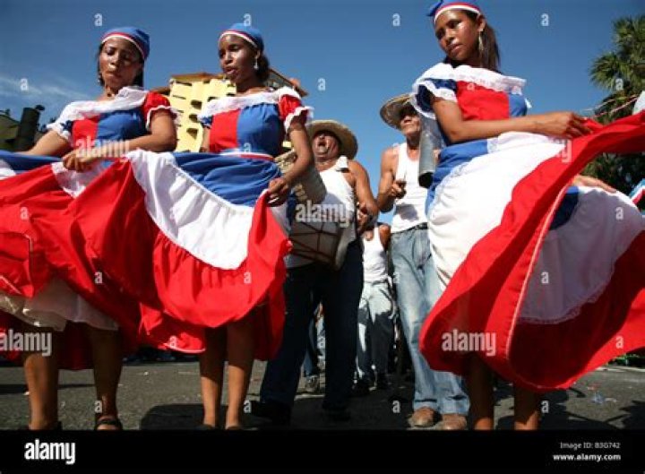What is traditional Dominican Republic dance?