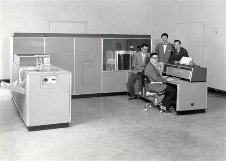 What is unique about the IBM 305 RAMAC?