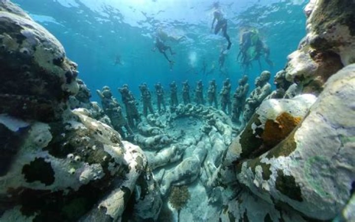 What is unusual about the sculptures at molinere Bay in Grenada?
