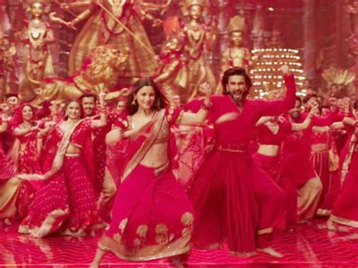 What kind of dance is Dola Re Dola?