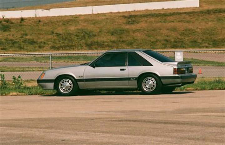What kind of engine does a 1985 Mustang GT have?