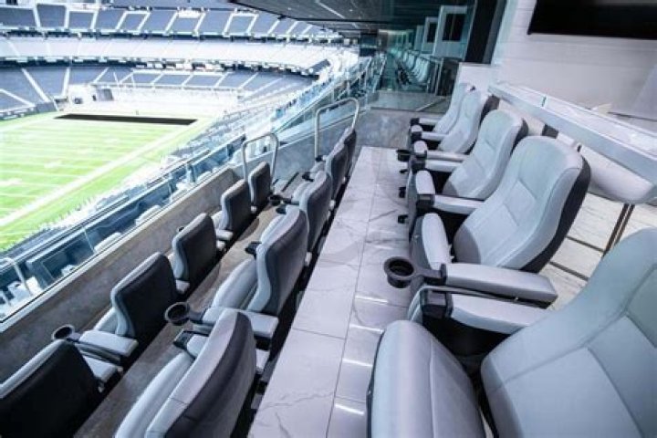 What kind of seats are in Soldier Field?