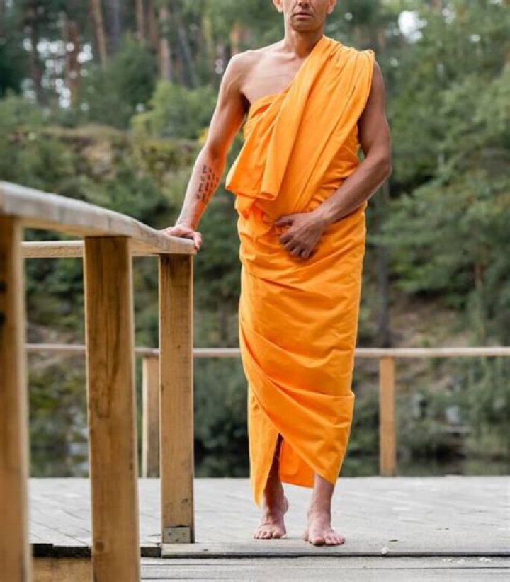 What robes do Buddhist monks wear?