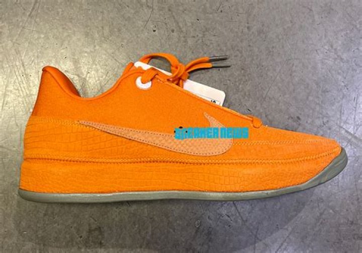 What shoes does Lee Chong Wei wear?
