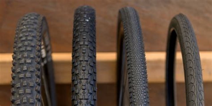 What size are touring bike tires?