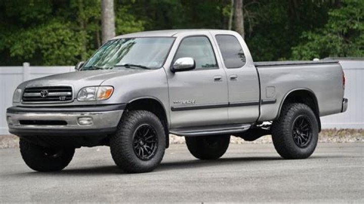 What size tire goes on a 2001 Toyota Tundra?