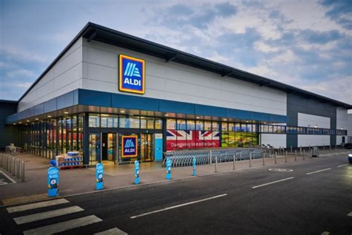 What time does Aldi open on a bank holiday?