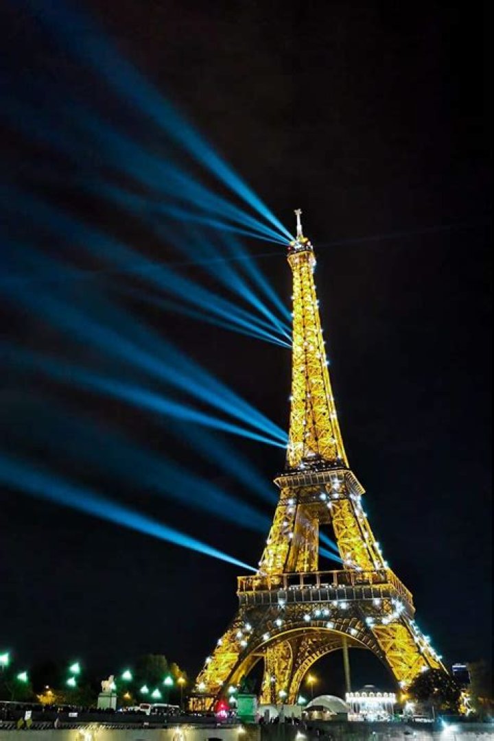 What time does the Eiffel Tower light up in Las Vegas?