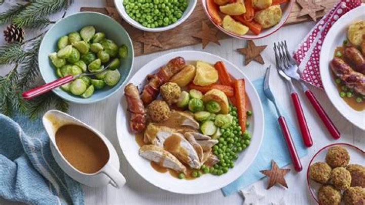What time families eat dinner UK?