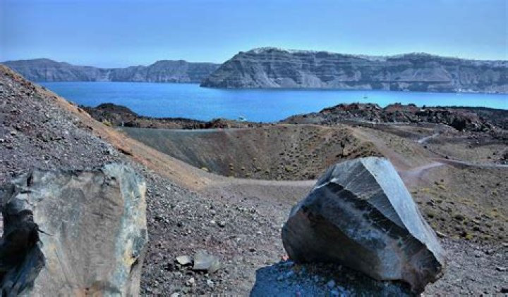 What type of magma does the Santorini volcano have?