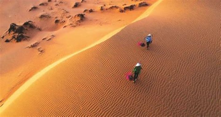 Where are the sand dunes in Vietnam?