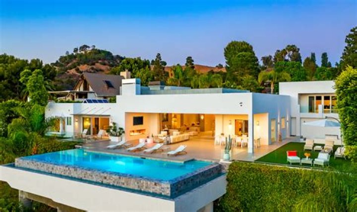 Where are the stars houses in Beverly Hills?