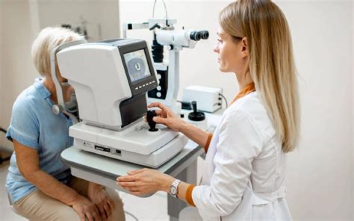 Where do ophthalmic technicians make the most money?