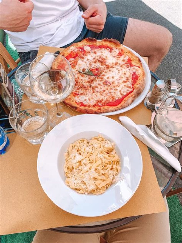 Where do the locals eat in Capri?