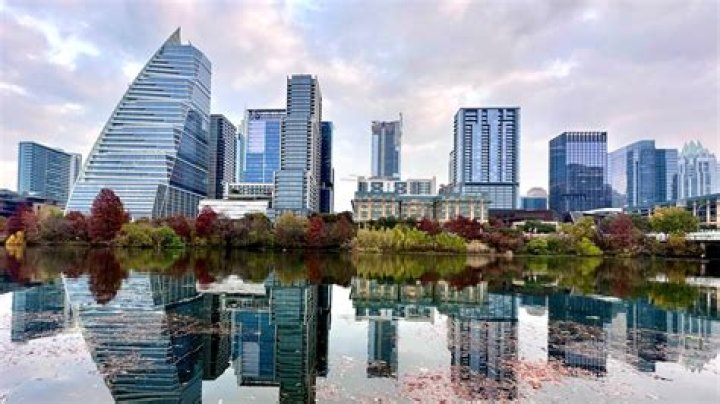 Where do the rich hang out in Houston?