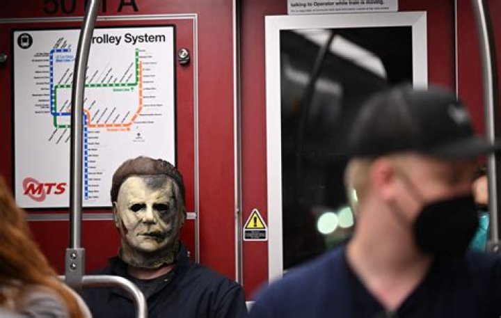 Where does the actor Mike Myers live?