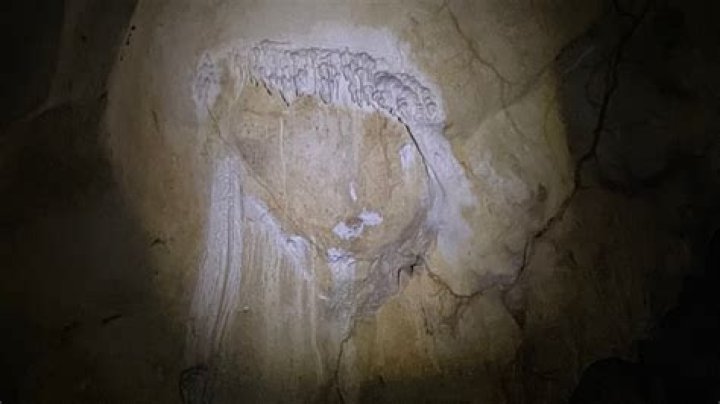 Where is Kalaroos cave?