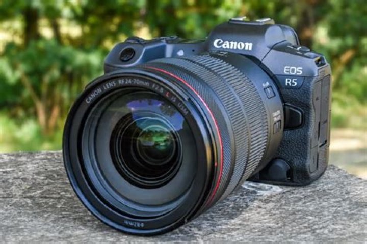 Which DSLR camera is best for photography under 30000?