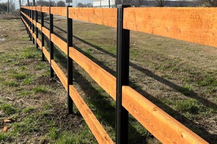 Which is cheaper metal or wood fence?
